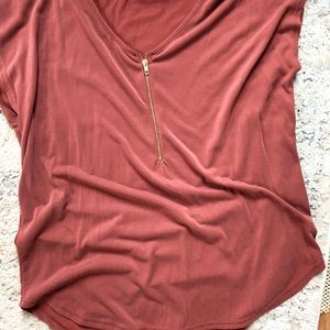 Cap-sleeve, zip-up vneck in rust